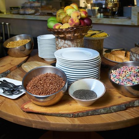 Hotel 100 Luxury Suites By Preferred Богота Екстериор снимка A breakfast buffet at a hotel