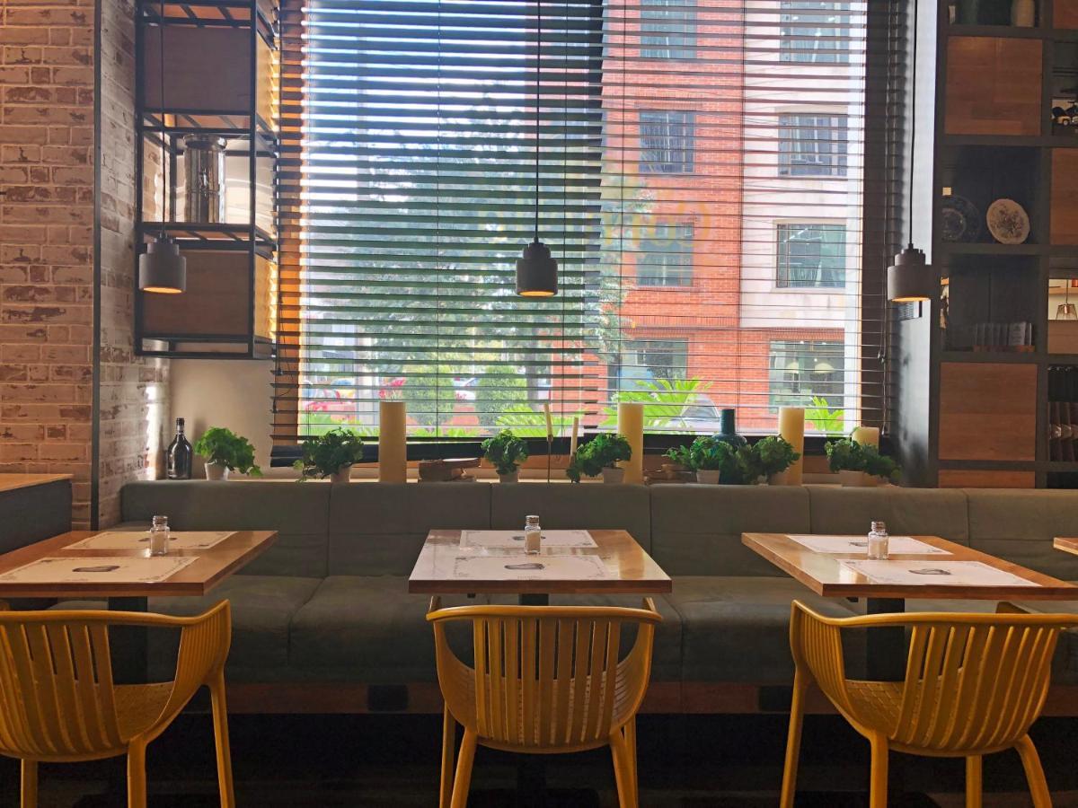 Hotel 100 Luxury Suites By Preferred Богота Екстериор снимка Interior of a restaurant in New York City
