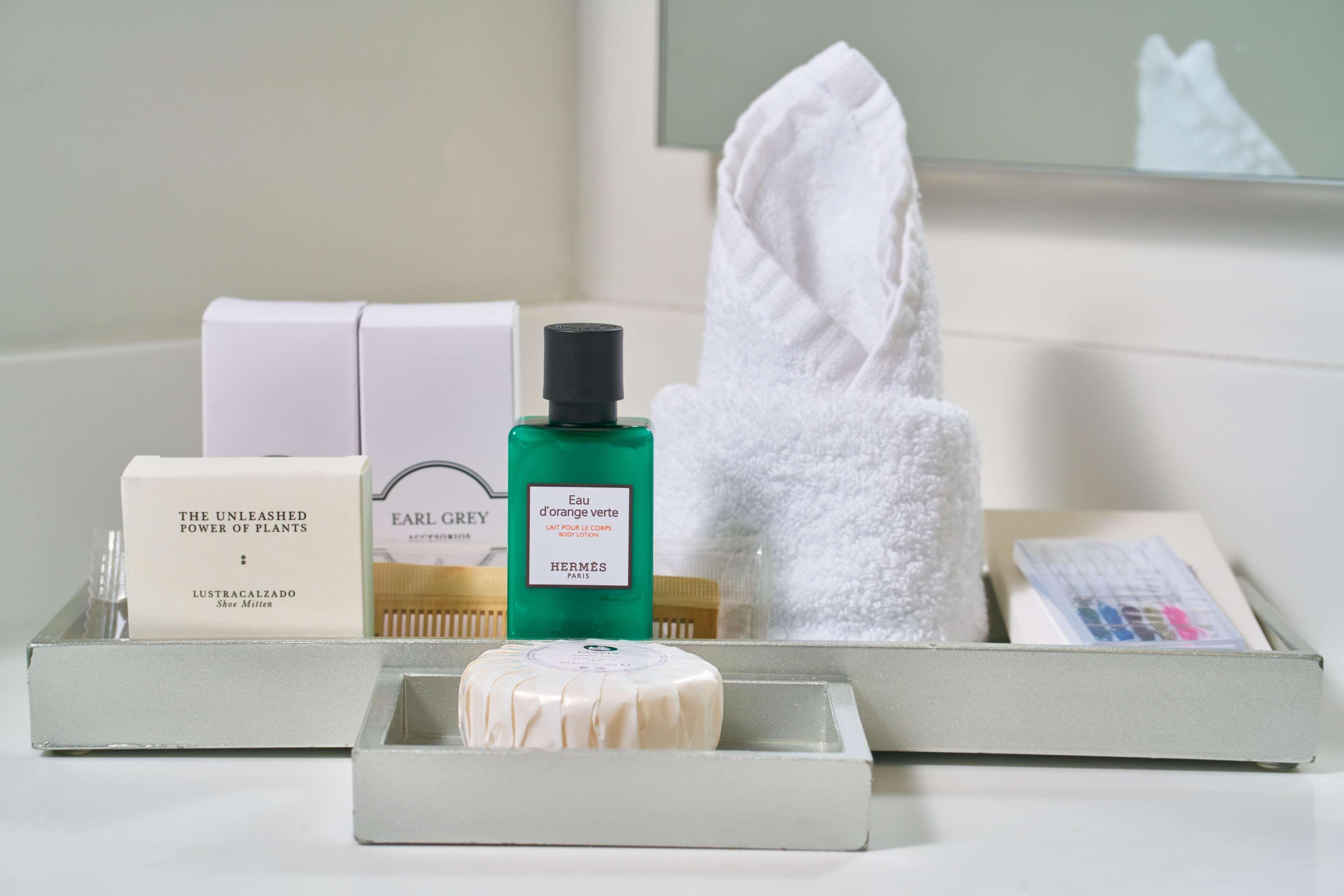 Hotel 100 Luxury Suites By Preferred Богота Екстериор снимка A selection of toiletries