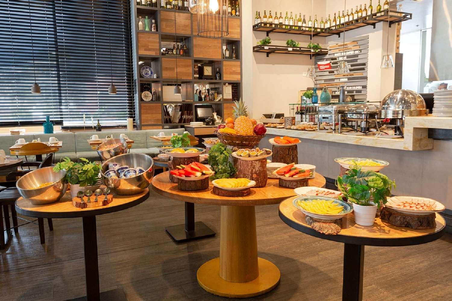Hotel 100 Luxury Suites By Preferred Богота Екстериор снимка A buffet at a restaurant