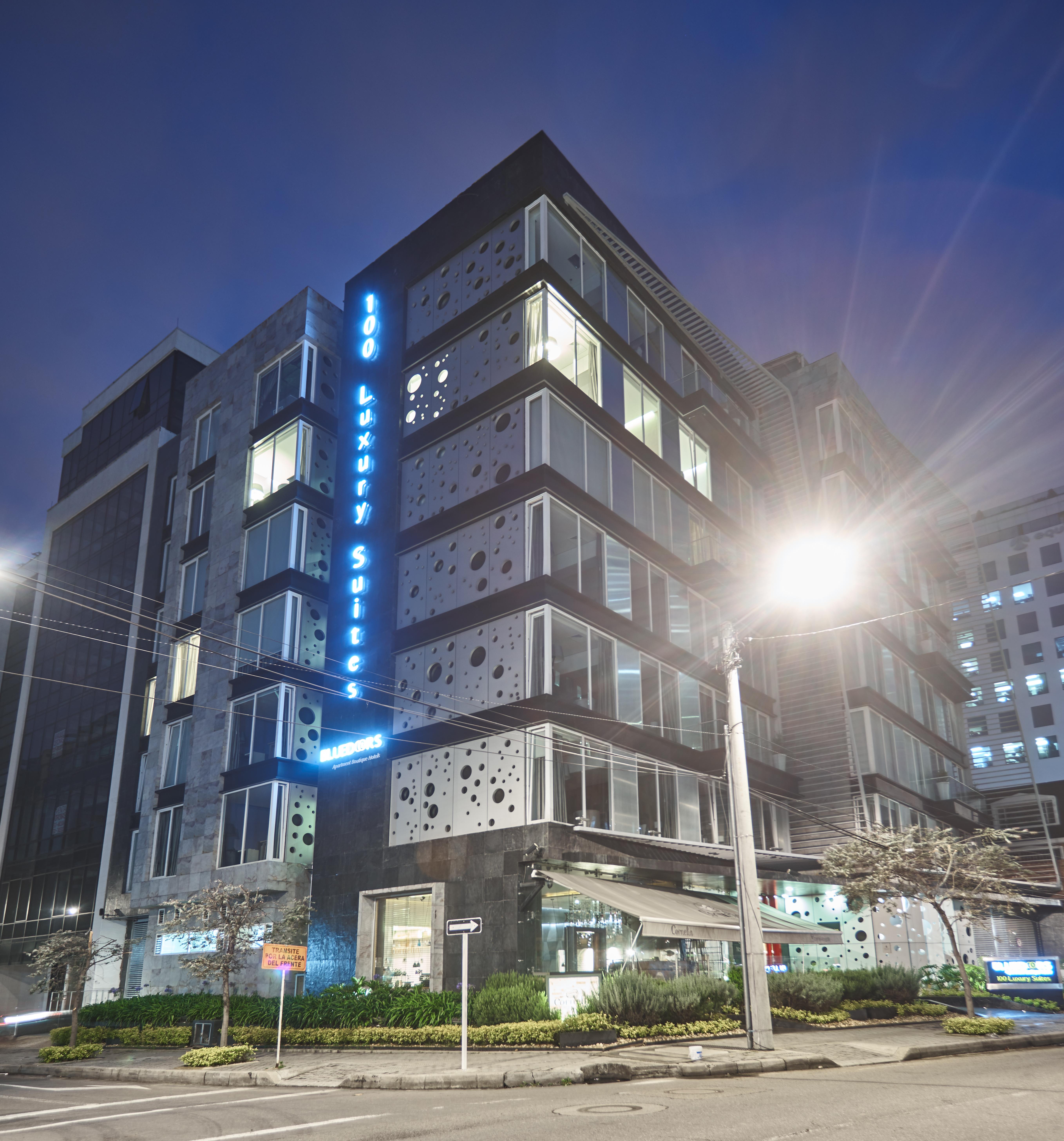 Hotel 100 Luxury Suites By Preferred Богота Екстериор снимка The hotel at night