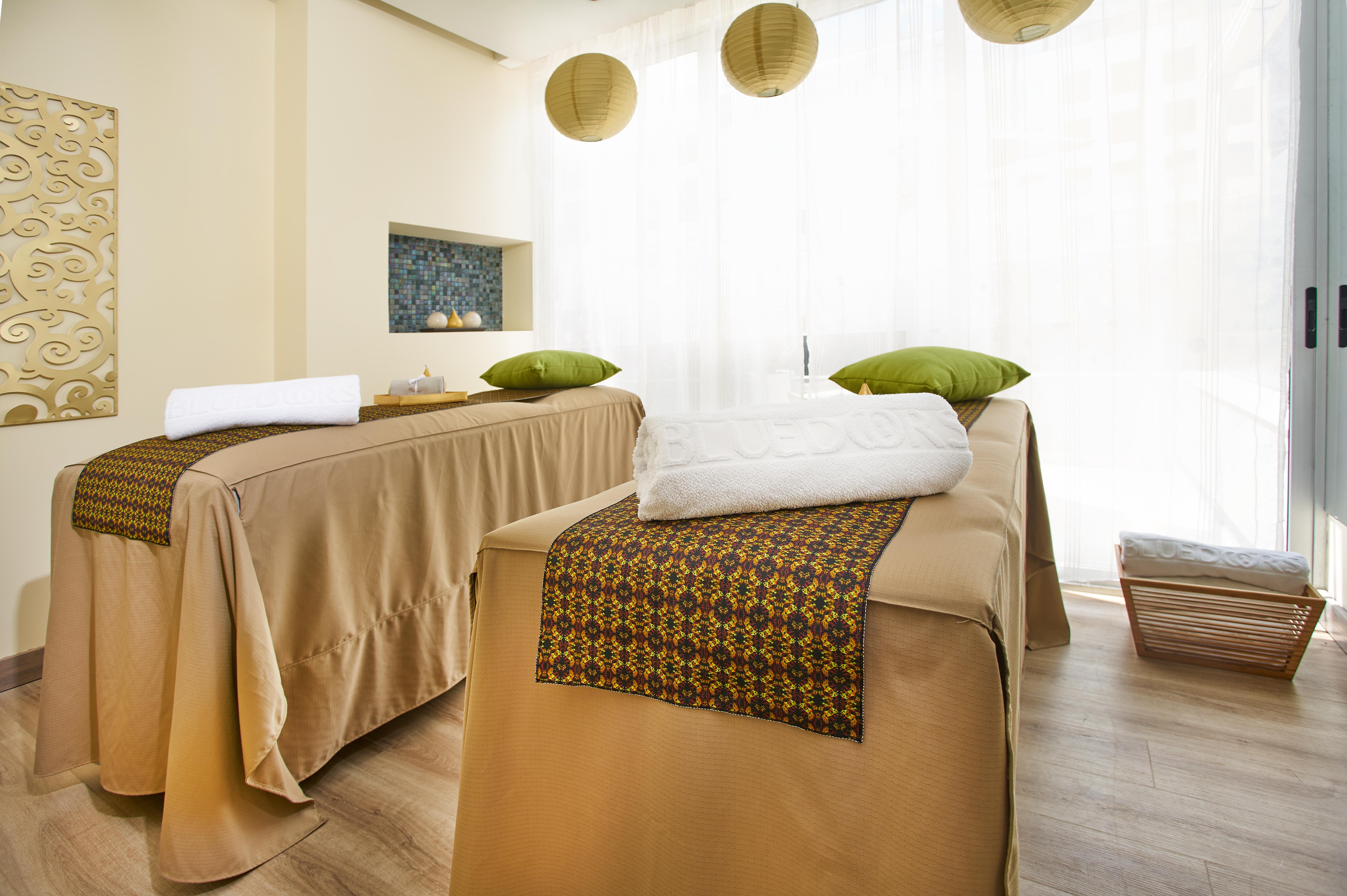 Hotel 100 Luxury Suites By Preferred Богота Екстериор снимка Thai massage beds
