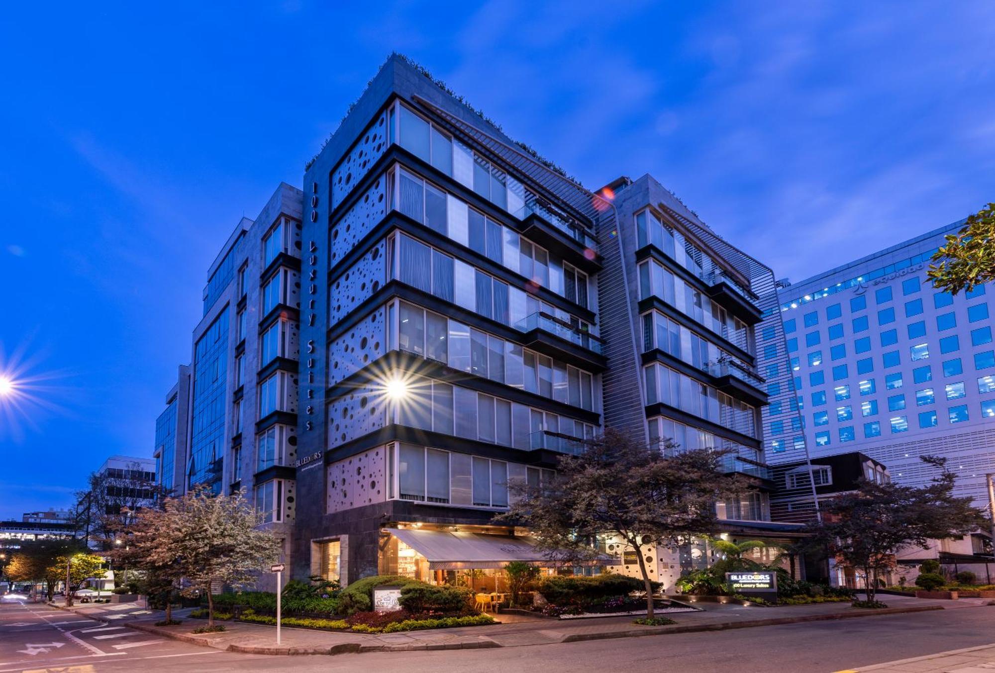 Hotel 100 Luxury Suites By Preferred Богота Екстериор снимка The hotel at night