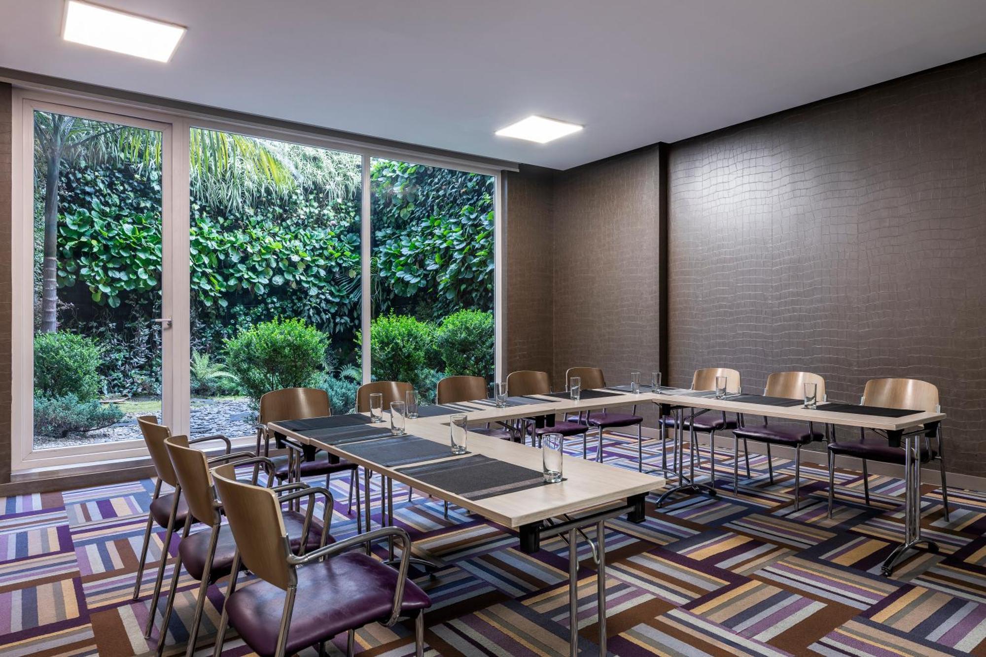 Hotel 100 Luxury Suites By Preferred Богота Екстериор снимка Meeting room