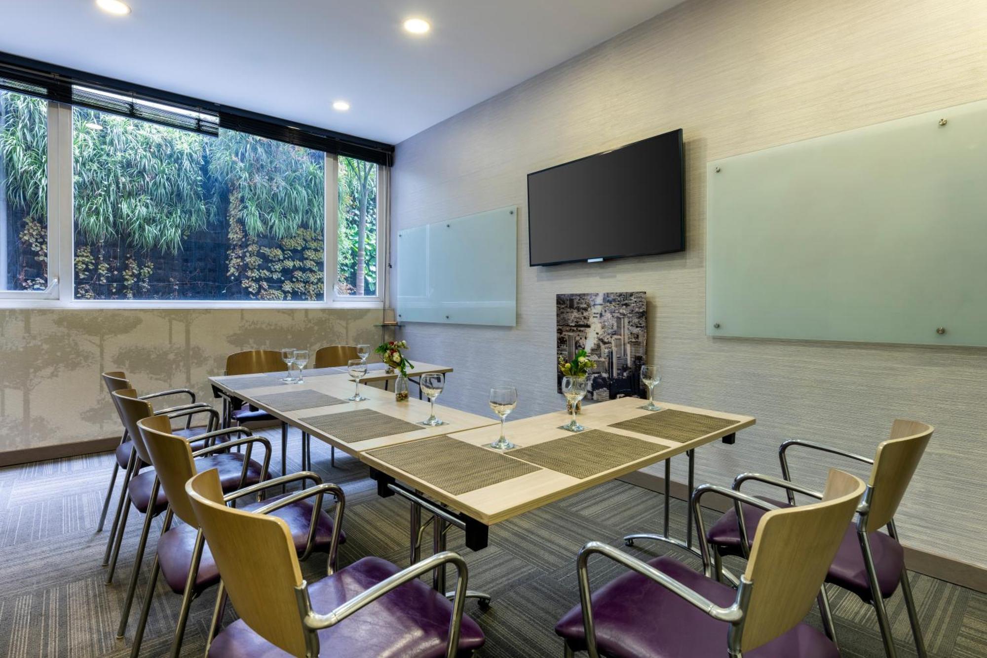 Hotel 100 Luxury Suites By Preferred Богота Екстериор снимка Meeting room