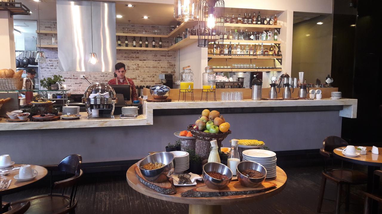 Hotel 100 Luxury Suites By Preferred Богота Екстериор снимка The bar at the restaurant