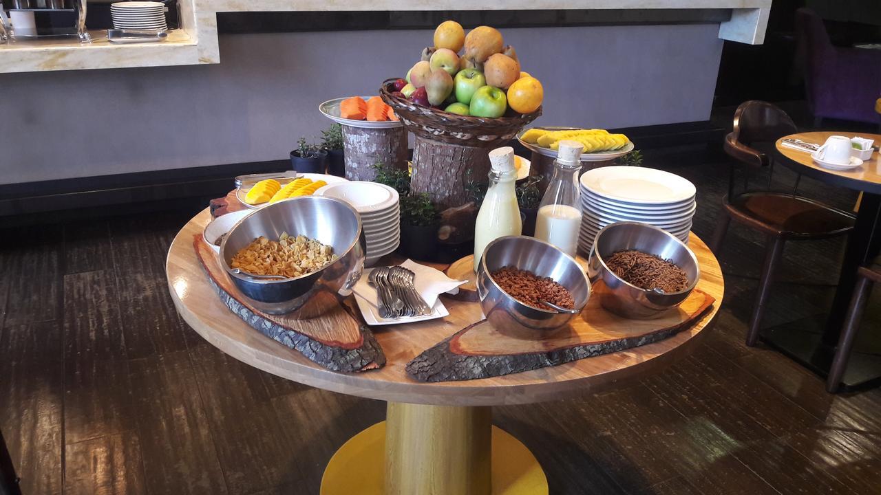 Hotel 100 Luxury Suites By Preferred Богота Екстериор снимка A selection of breakfast cereals