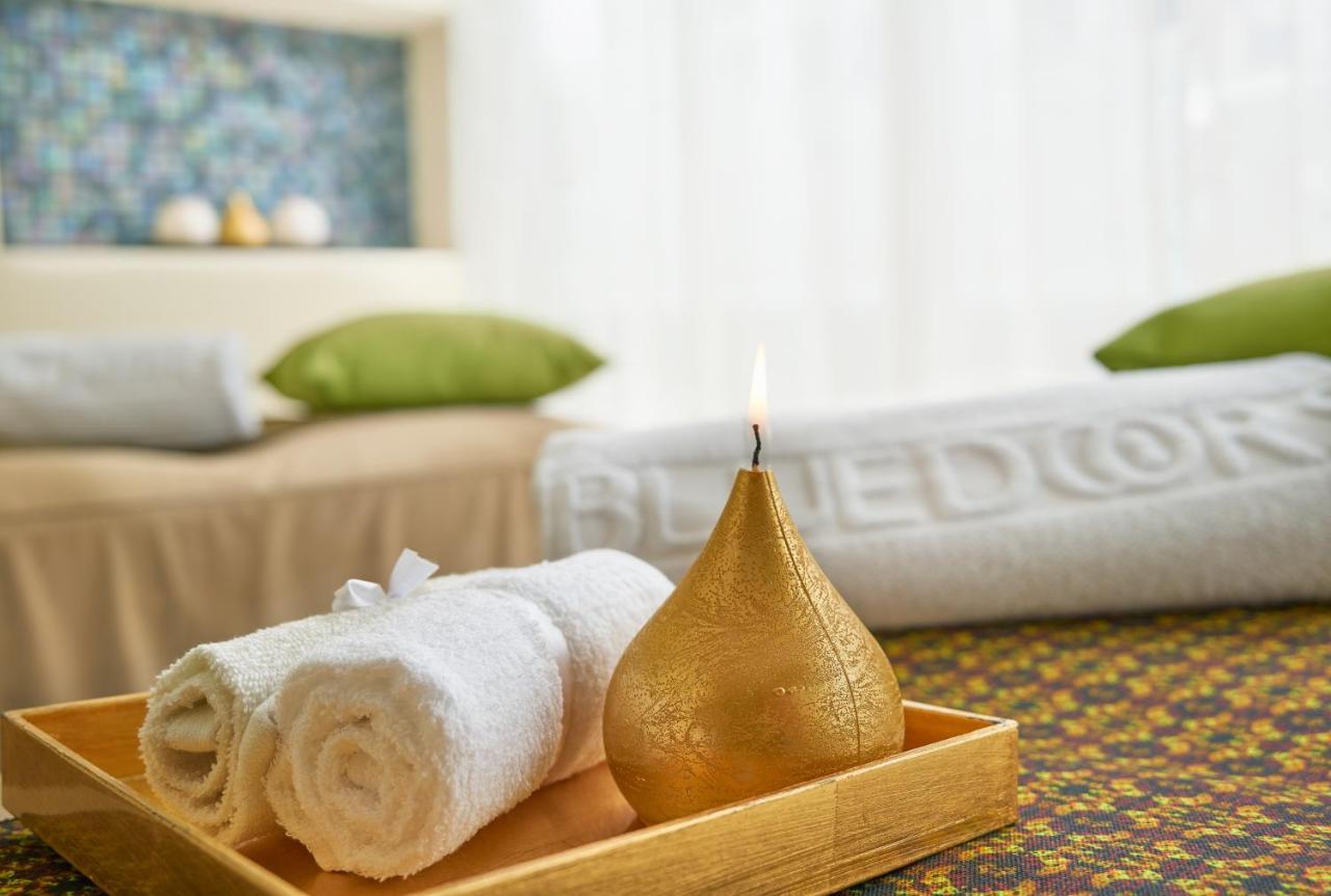Hotel 100 Luxury Suites By Preferred Богота Екстериор снимка A spa treatment room
